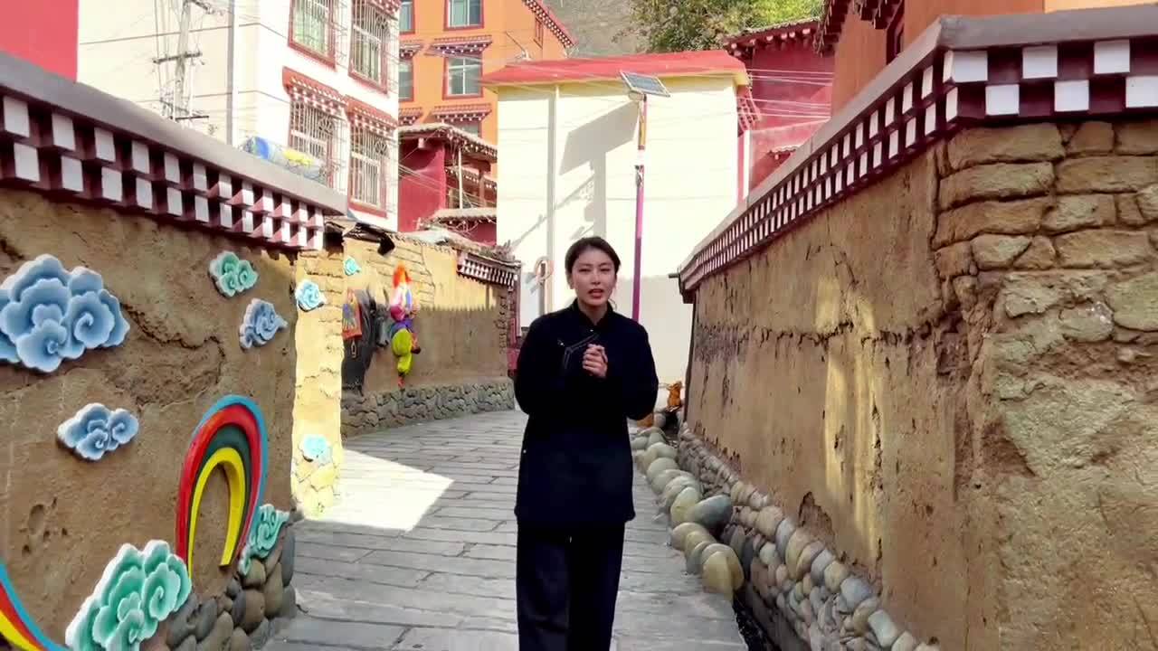 #康巴卫视行走高原 行走高原直播第二场我们来到了高原江南·弦子故乡巴塘，这里气候宜人，物产丰富，这里的人幸福感满满。31日下午四点半，我们直播间不见不散。